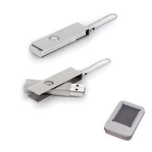 Açık ve kapalı hâli gösterilen döner kapaklı 8 GB metal USB bellek anahtarlık
