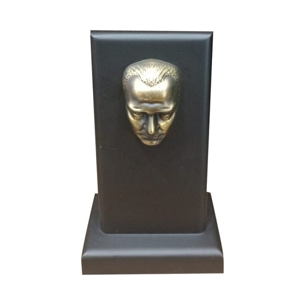 Atatürk portreli rölyefe sahip kaideli masaüstü promosyon plaket